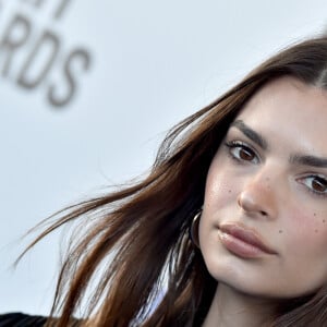 Emily Ratajkowski au photocall de la soirée de la 35ème édition des Film Independant Spirit Awards à Los Angeles le 8 février 2020.