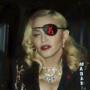 Madonna porte un cache-oeil à la sortie des studios de MTV à Londres, le 24 avril 2019.