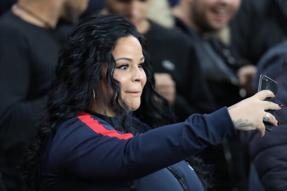Sarah Fraisou (Les vacances des Anges 3) dans les tribunes du parc des princes lors du match de football de ligue 1 opposant le Paris Saint-Germain (PSG) à l'Olympique Lyonnais (OL) à Paris, France, le 7 octobre 2018.