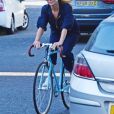Exclusif - Stella McCartney fait du vélo dans les rues de Londres, le 20 septembre 2019.