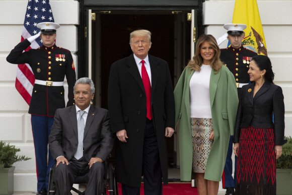 Melania Trump et son mari, le président Donald Trump, avec le président de l'Equateur Lenín Moreno et son épouse Rocio Gonzales De Moreno devant la Maison Blanche, le 12 février 2020.