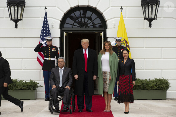Melania Trump et son mari, le président Donald Trump, avec le président de l'Equateur Lenín Moreno et son épouse Rocio Gonzales De Moreno devant la Maison Blanche, le 12 février 2020.