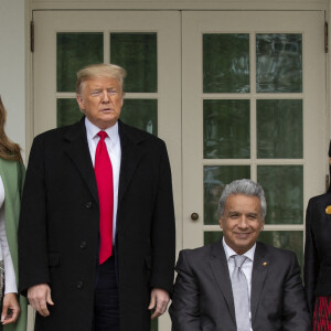 Melania Trump et son mari, le président Donald Trump, avec le président de l'Equateur Lenín Moreno et son épouse Rocio Gonzales De Moreno devant la Maison Blanche, le 12 février 2020.