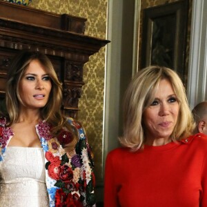 Les tenues polémiques de Mélania Trump : ici en veste Dolce & Gabbana hors de prix avec Brigitte Macron (Trogneux) - Les conjoints des chefs d'États du G7 en visite à Catane en Sicile le 26 mai 2017 © Sébastien Valiela / Bestimage