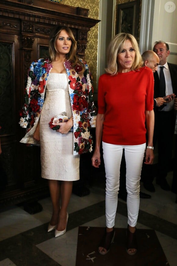 Les tenues polémiques de Mélania Trump : ici en veste Dolce & Gabbana hors de prix avec Brigitte Macron (Trogneux) - Les conjoints des chefs d'États du G7 en visite à Catane en Sicile le 26 mai 2017 © Sébastien Valiela / Bestimage