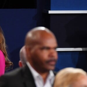 Les tenues douteuses de Melania Trump : ici avec sa fameuse "Pussy blouse" Gucci lors d'un débat de son mari Donald Trump pendant la campagne présidentielle en octobre 2016.