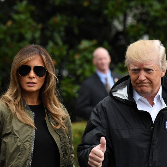 Les tenues douteuses de Melania Trump : ici en look militaire et escarpins pour constater les dégâts de l'ouragan Harvey au Texas en 2017.