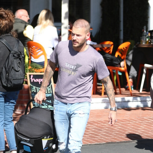 Matt Pokora et sa compagne Christina Milian se baladent avec leur fils Isaiah dans le quartier de West Hollywood à Los Angeles. La petite famille est allée déjeuner chez Fred Segal. Le 11 février 2020