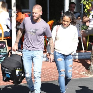 Matt Pokora et sa compagne Christina Milian se baladent avec leur fils Isaiah dans le quartier de West Hollywood à Los Angeles. La petite famille est allée déjeuner chez Fred Segal. Le 11 février 2020