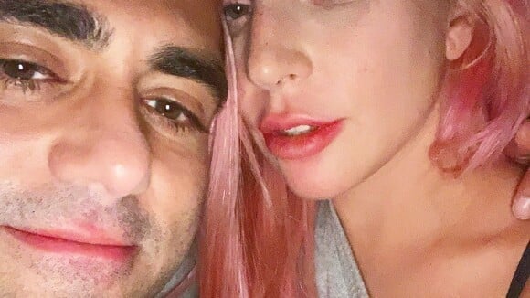 Lady Gaga pose avec son nouveau chéri Michael Polansky et fait une annonce...