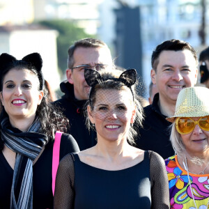 Christian Estrosi, le maire de Nice et sa femme Laura Tenoudji participent au jogging du Carnaval de Nice sur la promenade des Anglais à Nice, le 15 février 2020. Tous les participants sont déguisés. © Bruno Bebert / Bestimage