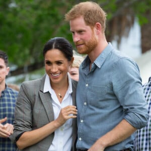 Le prince Harry, duc de Sussex et sa femme Meghan Markle, duchesse de Sussex (enceinte) sont accueillis par des élèves australiens à leur arrivée à Dubbo en Australie dans le cadre de leur première tournée officielle, le 17 octobre 2018.