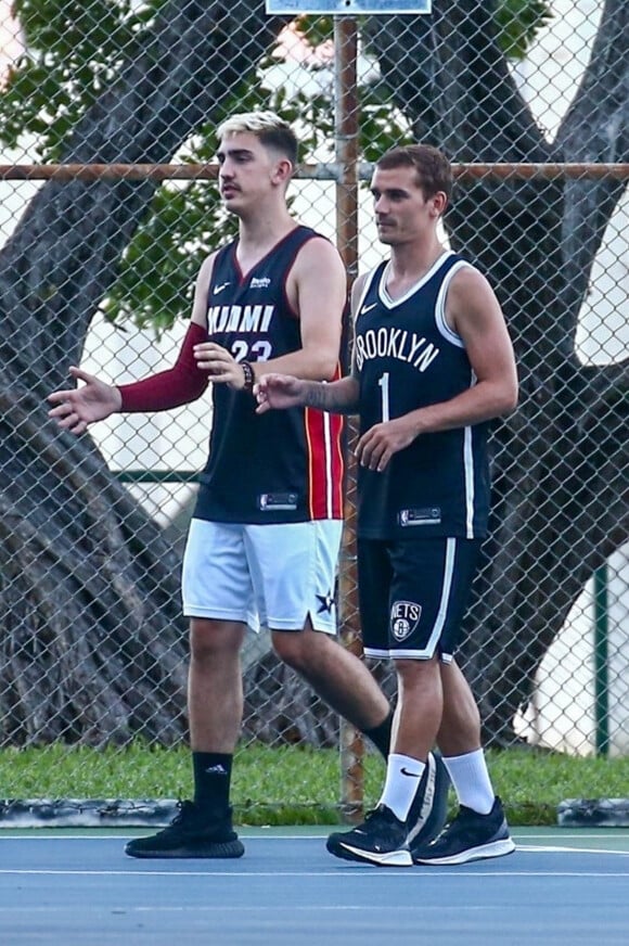 Exclusif - Antoine Griezmann et son frère Théo jouent au basketball pendant leurs vacances à Miami, Floride, Etats-Unis, le 5 août 2018.