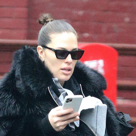 Exclusif - Ashley Graham avec son bébé contre elle, se balade en solo à New York le 13 février 2020.