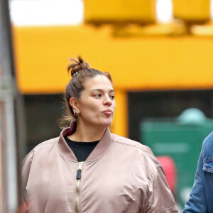 Exclusif - Ashley Graham (enceinte) et son mari Justin Ervin se promènent dans les rues de New York le 23 Novembre 2019