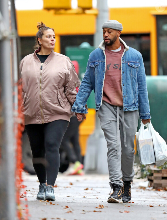 Exclusif - Ashley Graham (enceinte) et son mari Justin Ervin se promènent dans les rues de New York le 23 Novembre 2019