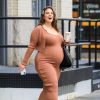 Exclusif - Ashley Graham enceinte, un café à la main, dans les rues de New York, le 18 novembre 2019.