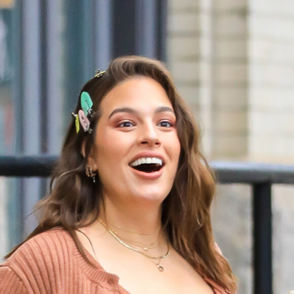 Exclusif - Ashley Graham enceinte, un café à la main, dans les rues de New York, le 18 novembre 2019.
