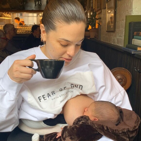 Ashley Graham dévoile la réalité de la maternité sur Instagram- février 2020.