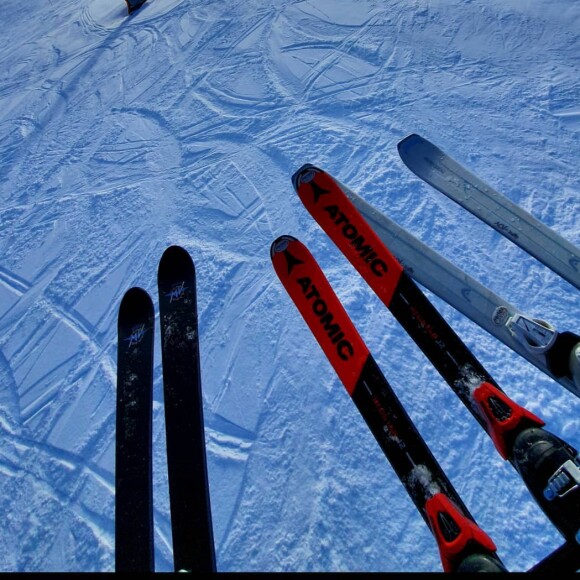 Le prince Emmanuel Philibert de Savoie a partagé le 18 février 2020 via son compte Instagram quelques aperçus de ses vacances en famille aux sports d'hiver, avec ses filles Vittoria et Luisa.