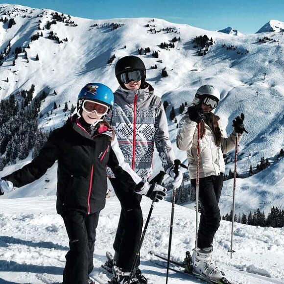 Clotilde Courau et ses filles la princesse Luisa et la princesse Vittoria photographiées par le prince Emmanuel-Philibert de Savoie (Emanuele Filiberto di Savoia) en février 2017 lors de leurs vacances aux sports d'hiver à Gstaad.