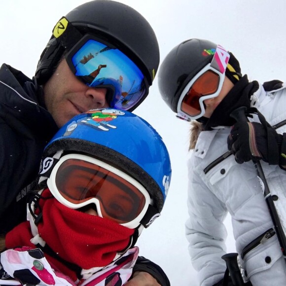 Le prince Emmanuel-Philibert de Savoie (Emanuele Filiberto di Savoia) et ses filles la princesse Vittoria et la princesse Luisa en janvier 2018 lors de leurs vacances aux sports d'hiver à Gstaad.