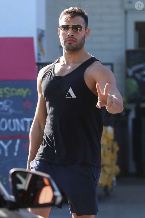 Sam Asghari, le fiancé de B. Spears, est allé déjeuner avec une mystérieuse inconnue dans le quartier de Beverly Hills à Los Angeles, le 5 novembre 2019