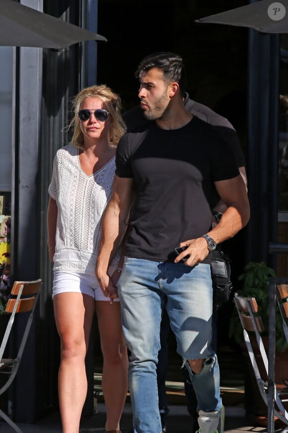 Exclusif - Britney Spears et son compagnon Sam Asghari sont allés déjeuner dans le restaurant 'Le Pain Quotidien' à Beverly Hills.