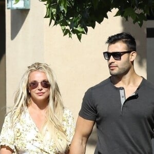 Britney Spears, souriante et rayonnante, se balade main dans la main avec son compagnon Sam Asghari à Camarillo en Californie. Le couple est allé faire du shopping chez GAP et est ensuite allé acheter de la nourriture à emporter dans un In-N-Out Burger. Britney est accompagnée de son garde du corps. Le 17 mai 2019