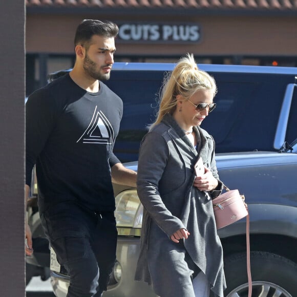 Exclusif - Britney Spears et son compagnon Sam Asghari se font plaisir au In-N-Out Burger à Los Angeles, Californie, Etats-Unis, le 6 janver 2019. Britney et Sam se rendent en Mercedes au driving du In-N-Out Burger et on aperçoit Britney manger dans la voiture. Le couple se rend ensuite dans une boutique de vélo pour acheter un VTT.