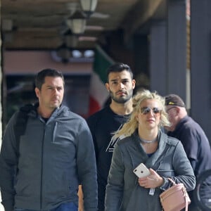 Exclusif - Britney Spears et son compagnon Sam Asghari se font plaisir au In-N-Out Burger à Los Angeles, Californie, Etats-Unis, le 6 janver 2019. Britney et Sam se rendent en Mercedes au driving du In-N-Out Burger et on aperçoit Britney manger dans la voiture. Le couple se rend ensuite dans une boutique de vélo pour acheter un VTT. Britney a décide de faire une pause dans sa carrière pour s'occuper de son père malade.