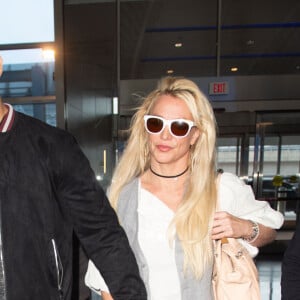 Exclusif - Britney Spears et son compagnon Sam Asghari arrivent à l'aéroport de New York (JFK) le 13 mai 2018.