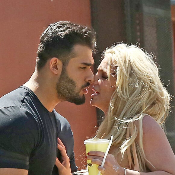 Exclusif - Britney Spears et son compagnon Sam Asghari sortent de leur dîner romantique au restaurant mexicain Sol Y Luna dans le quartier Tarzana à Los Angeles, Californie, Etats-Unis, le 7 mai 2018.