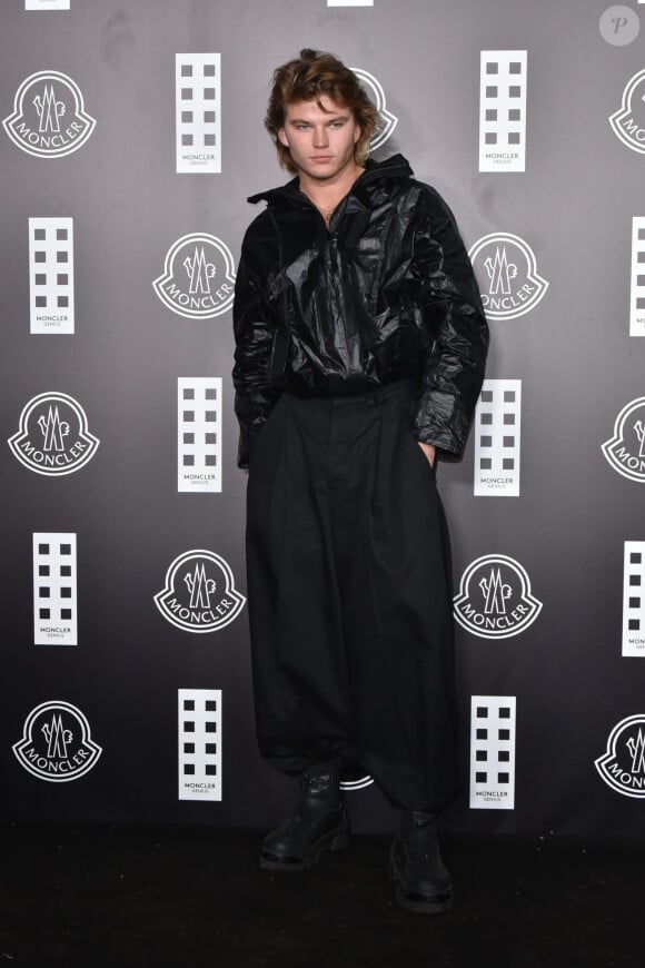 Jordan Barrett assiste à la soirée Moncler Genius lors de la Fashion Week de Milan en Italie, le 19 février 2020.