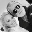 Pamela Anderson et son mari  Jon Peters. Première photo des jeunes mariés postée le 25 janvier 2020. 