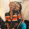 Rihanna pose avec le mannequin Slick Woods, enceinte, le 28 août 2018.