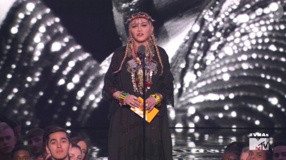 Madonna a rendu hommage à Aretha Franklin lors de la cérémonie des MTV Video Awards au radio City Hall à New York mais les téléspectateurs et les internautes n'ont pas été convaincus par son discours. Ils ont reproché à la chanteuse de s'être concentrée sur son elle-même au lieu de véritablement rendre hommage à la chanteuse soul. Le 20 août 2018.