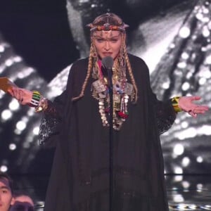 Madonna a rendu hommage à Aretha Franklin lors de la cérémonie des MTV Video Awards au radio City Hall à New York mais les téléspectateurs et les internautes n'ont pas été convaincus par son discours. Ils ont reproché à la chanteuse de s'être concentrée sur son elle-même au lieu de véritablement rendre hommage à la chanteuse soul. Le 20 août 2018.