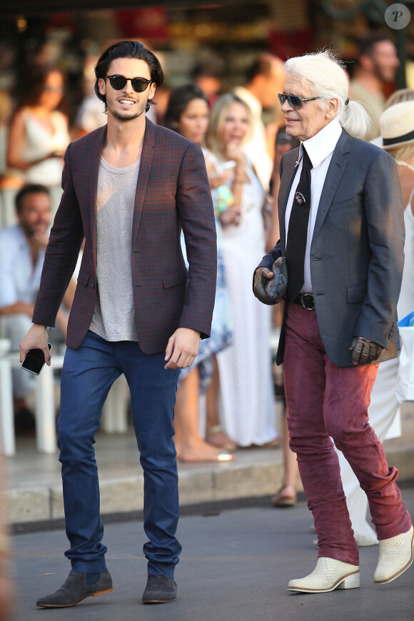 Karl Lagerfeld et Baptiste Giabiconi se promènent à Saint-Tropez, le 4 août 2015.