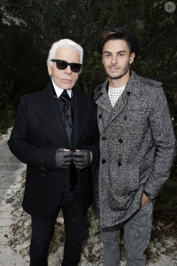 Karl Lagerfeld et Baptiste Giabiconi au défilé de mode Chanel haute-couture printemps été 2013 au Grand Palais à Paris. Le 22 janvier 2013