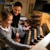 La princesse Estelle de Suède a pu s'initier à l'orgue le 17 février 2020, lors d'une visite à la cathédrale de Stockholm. © Sara Friberg / Cour royale de Suède