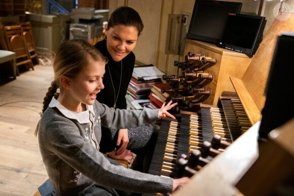 La princesse Estelle de Suède a pu s'initier à l'orgue le 17 février 2020, lors d'une visite à la cathédrale de Stockholm. © Sara Friberg / Cour royale de Suède