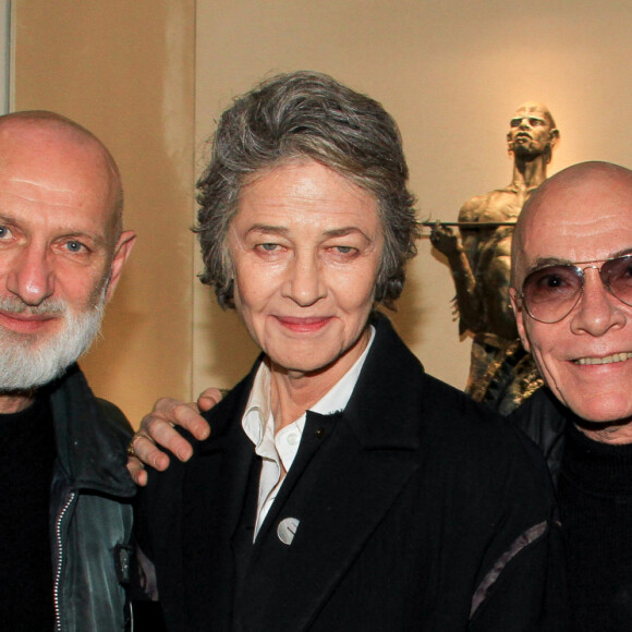 Charlotte Rampling et les artistes Pierre et Gilles (le photographe Pierre Commoy et le peintre Gilles Blanchard) lors du vernissage de l'exposition consacrée à l'oeuvre et l'imaginaire de Christian Louboutin "l'Exhibitionniste' (L'Exibition[niste]) au Palais de la Porte Dorée, à Paris, France, le 24 février 2020. © Philippe Baldini/Bestimage