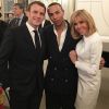 Emmanuel Macron, Olivier Rousteing et Brigitte Macron lors du dîner offert par le président de la République et madame Brigitte Macron en l'honneur de la création et à l'occasion de la semaine de la mode, au palais de l'Élysée. Paris, le 24 février 2020.