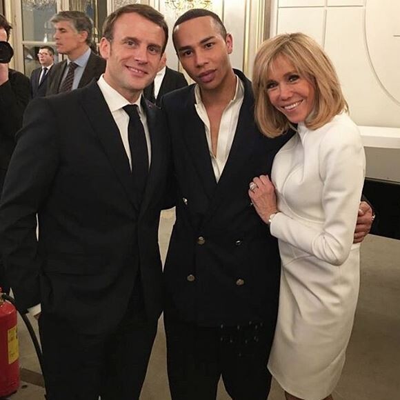 Emmanuel Macron, Olivier Rousteing et Brigitte Macron lors du dîner offert par le président de la République et madame Brigitte Macron en l'honneur de la création et à l'occasion de la semaine de la mode, au palais de l'Élysée. Paris, le 24 février 2020.