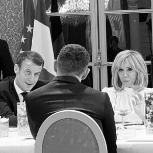 Emmanuel Macron, Brigitte Macron et Alexandre Mattiussi (de dos) lors du dîner offert par le président de la République et madame Brigitte Macron en l'honneur de la création et à l'occasion de la semaine de la mode, au palais de l'Élysée. Paris, le 24 février 2020.