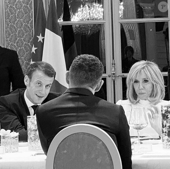 Emmanuel Macron, Brigitte Macron et Alexandre Mattiussi (de dos) lors du dîner offert par le président de la République et madame Brigitte Macron en l'honneur de la création et à l'occasion de la semaine de la mode, au palais de l'Élysée. Paris, le 24 février 2020.