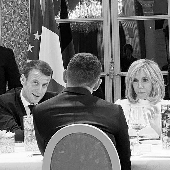 Emmanuel Macron, Brigitte Macron et Alexandre Mattiussi (de dos) lors du dîner offert par le président de la République et madame Brigitte Macron en l'honneur de la création et à l'occasion de la semaine de la mode, au palais de l'Élysée. Paris, le 24 février 2020.