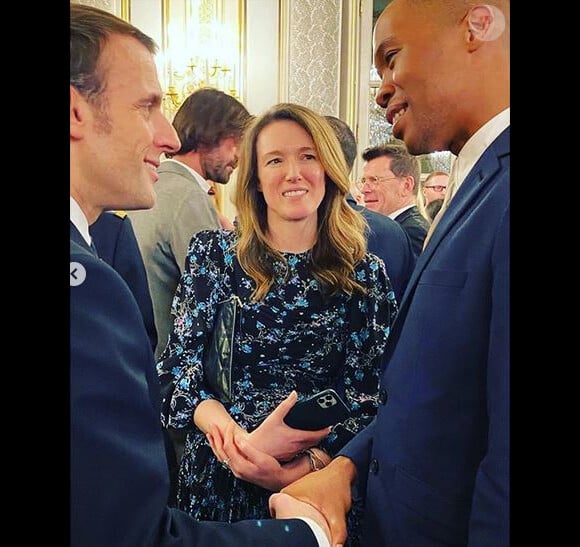 Le président Emmanuel Macron, Clare Waight Keller et Thebe Magugu lors du dîner offert par le président de la République et madame Brigitte Macron en l'honneur de la création et à l'occasion de la semaine de la mode, au palais de l'Élysée. Paris, le 24 février 2020.