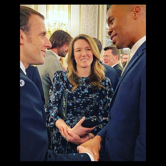 Le président Emmanuel Macron, Clare Waight Keller et Thebe Magugu lors du dîner offert par le président de la République et madame Brigitte Macron en l'honneur de la création et à l'occasion de la semaine de la mode, au palais de l'Élysée. Paris, le 24 février 2020.